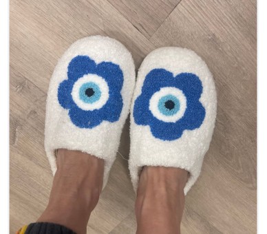 Pantoffels : Pantoffels met blauwe bloem op wit