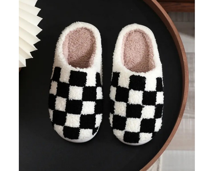 Chaussons : Chaussons à carreaux noirs sur fond blanc