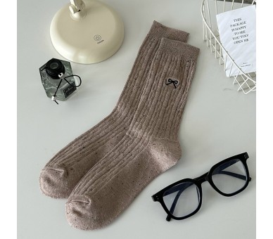 Jolies chaussettes avec nœud brodé