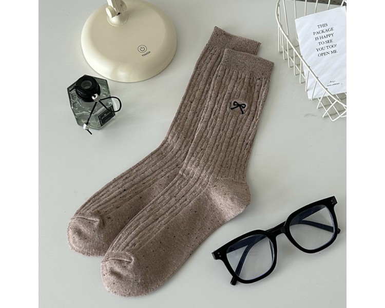 Jolies chaussettes avec nœud brodé