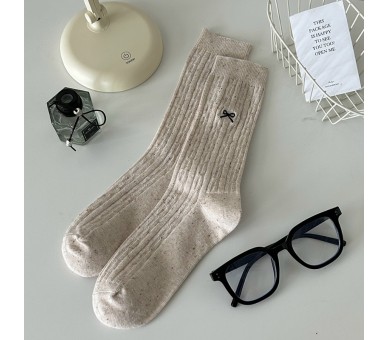 Jolies chaussettes avec nœud brodé