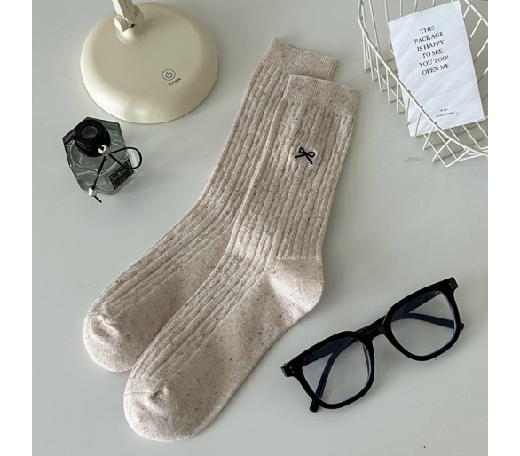 Jolies chaussettes avec nœud brodé