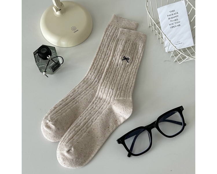 Jolies chaussettes avec nœud brodé