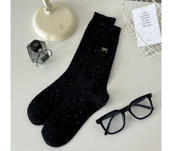 Jolies chaussettes avec nœud brodé