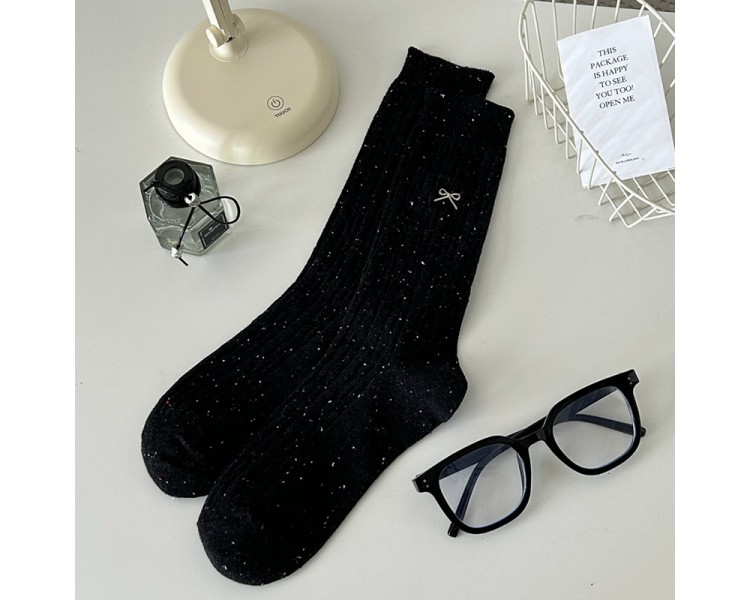 Jolies chaussettes avec nœud brodé