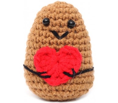 Pomme de terre positive faite à la main avec un cœur