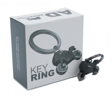 porte-clés noir en forme de moto de course