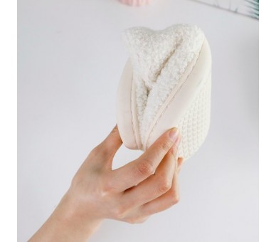 Pantoffels : Beer op beige achtergrond