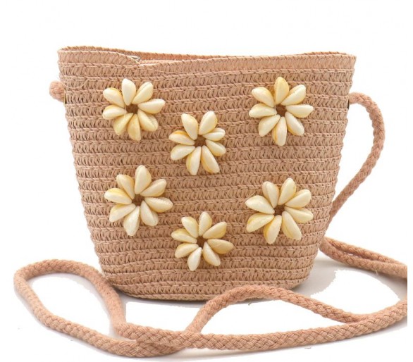 Woven bag with seashells