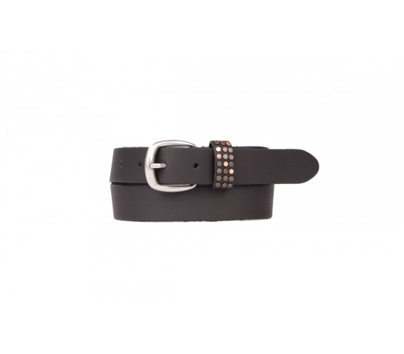 Ceinture cool avec des clous autour de la fermeture